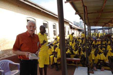 Keith Jones speaks to inmates at Lira main prison 